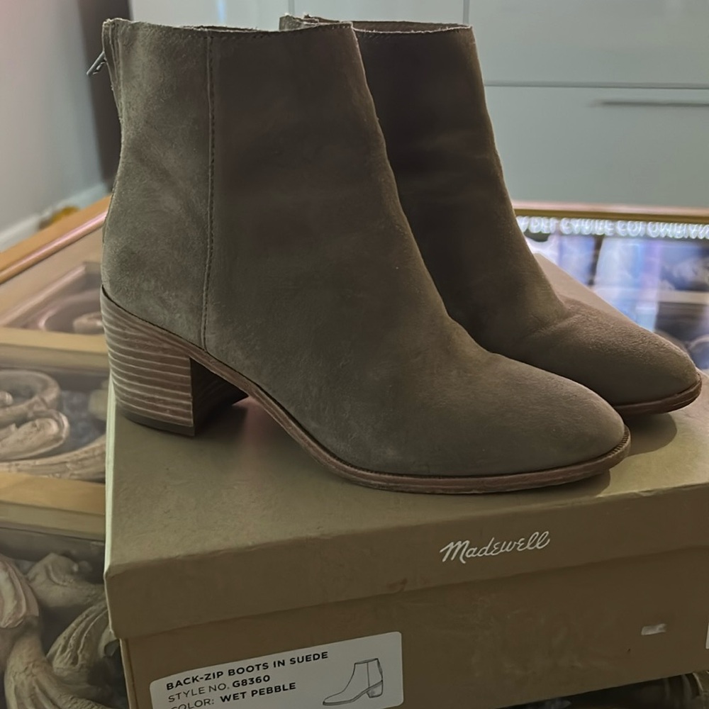 Back zip boots in suede!
